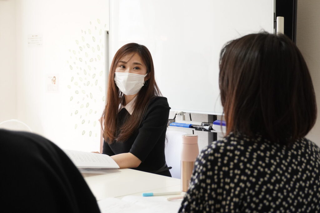 受講生の質問に答える講師